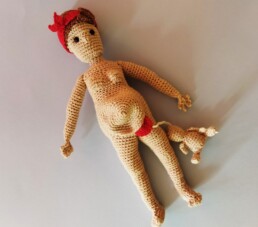 Outils pédagogiques femme enceinte en crochet