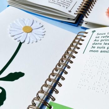 Page intérieure du livre Mon Herbier des fleurs avec du braille et du gros caractères