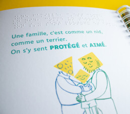 Zoom sur une page intérieure du livre Familles