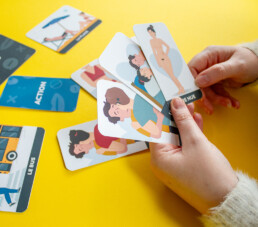 Photo de mains manipulant des cartes du jeu CONSEN'T
